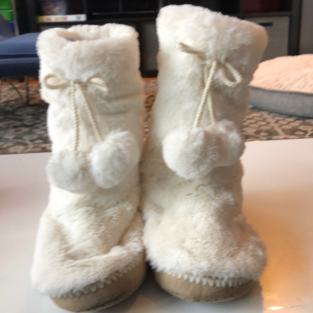 Furry slippers with cute tassels.